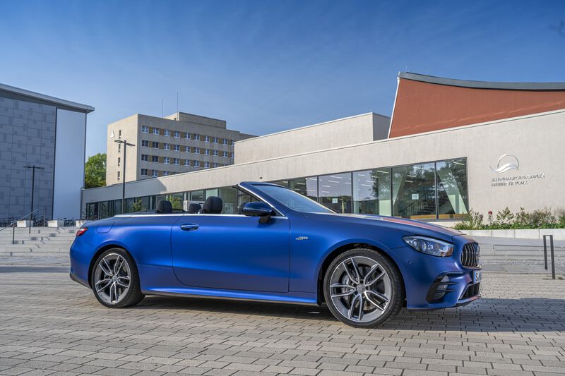 Bild 1 - Mercedes-AMG E 53 4MATIC+ Cabriolet, designo brilliant blue magno